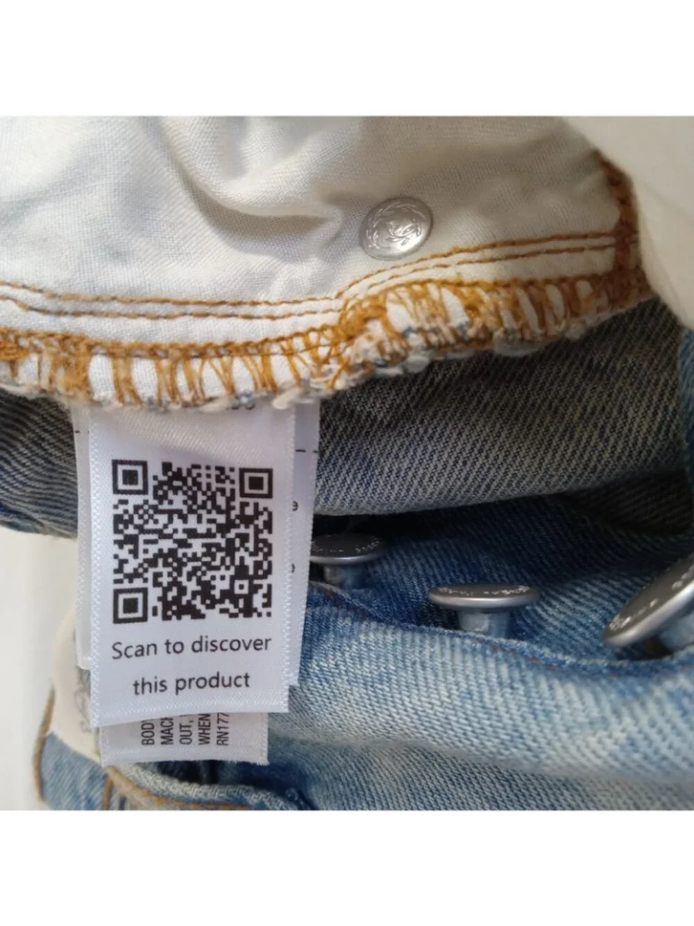 Universal Thread Women's Size 4 90s Baggy Distressed Denim Shorts Light Wash NWT